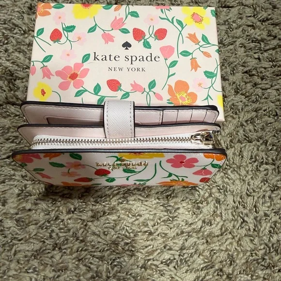 ♠️NWT Kate Spade Boxed Madison Strawberry Garden Medium Compact Bifold Wallet - Picture 2 of 8